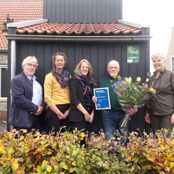 Bertus Busweiler namens Boerenlandvogelgroep Genemuiden 